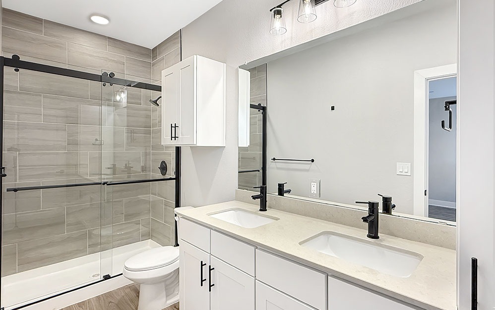 B2 - 2 bedroom floorplan layout with 2.5 bathrooms and 1317 square feet (Bathroom, 2D)